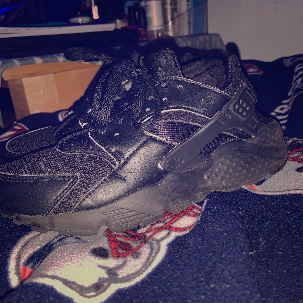 Black womens Nike huaraches.